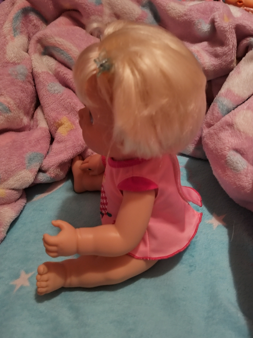 Baby Alive Wets N wiggles Doll 2010 - Picture 6 of 16
